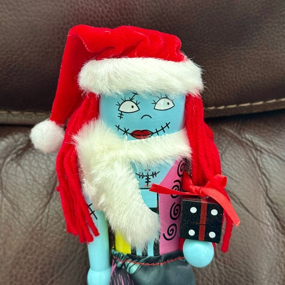 Sally in Santa Hat with Gift Wooden Nutcracker - A Nightmare Before Christmas - Picture 2 of 13